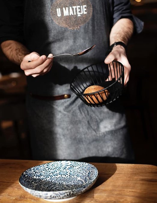 Interiér restaurace U Matěje | Zachovalá původní stavba získala útulný vzhled ze dřeva.