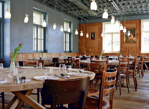 Interiér restaurace U Matěje | Zachovalá původní stavba získala útulný vzhled ze dřeva.